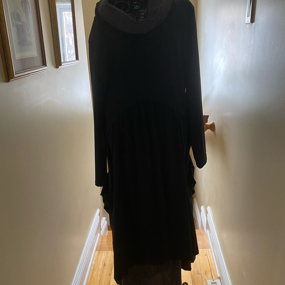 Black and grey dress. - Picture 2 of 4